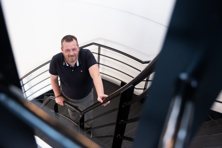 Arno Torn op de trap bij zijn kantoor in Zwolle, Content en branding fotoshoot